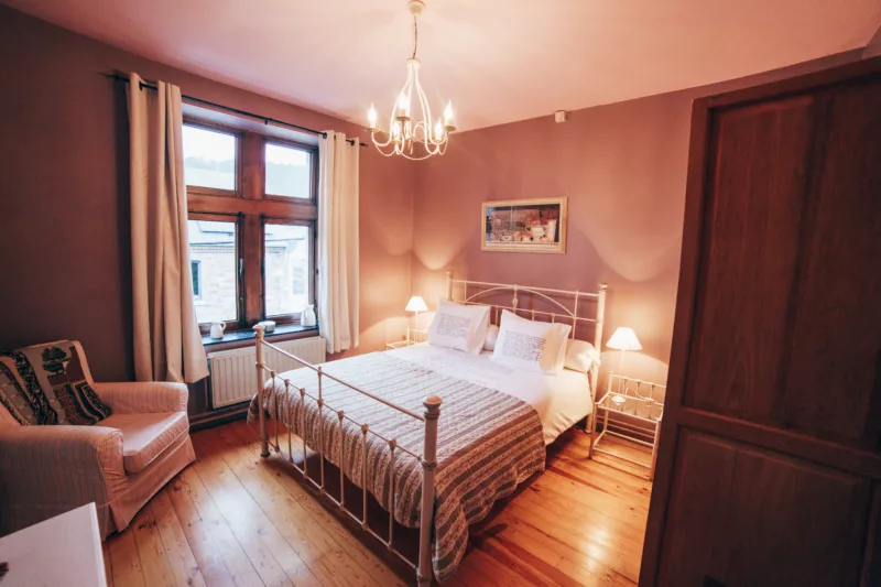 Sur le thème du Cluedo Logez dans la chambre romantique de Miss Rose