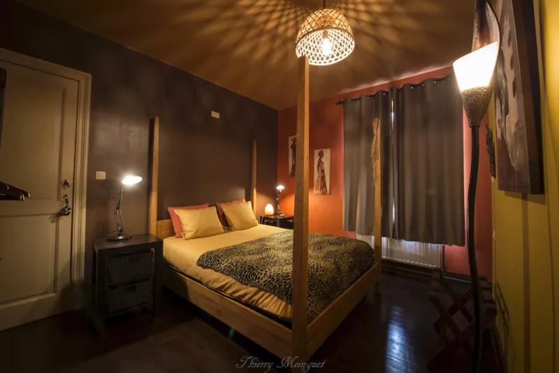 Logez dans la chambre africaine de Colonel MUSTARD sur le thème du Cluedo
