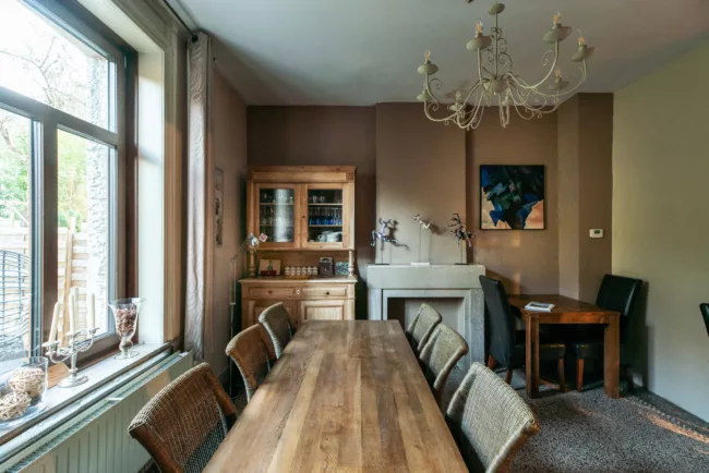 La salle à manger prêt à vous accueillir pour le petit-déjeuner et disponible d’accès quand vous le souhaitez lors de votre séjour